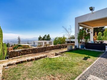 Venta de Moderna Casa en Peñalolén,  Alboretum