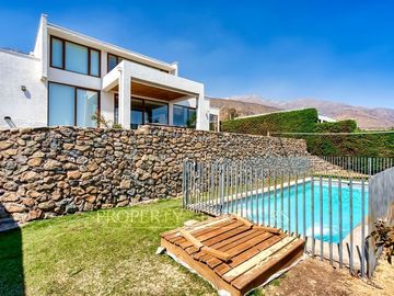 Venta de Moderna Casa en Peñalolén,  Alboretum
