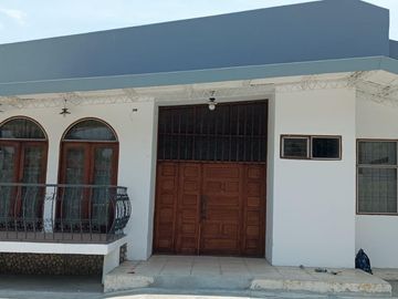 SE VENDE CASA EN PORTOVIEJO, CALLE TENNIS CLUB
