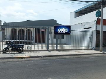 SE VENDE CASA EN PORTOVIEJO, CALLE TENNIS CLUB