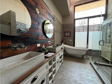 CASA EN AVNDARO CON VISTA FRANCA AL LAGO