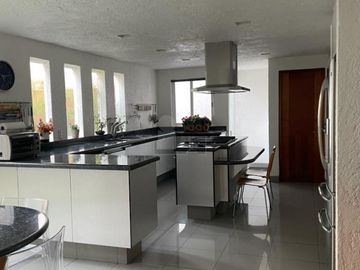 Casa en venta en cerrada, en Hacienda de las Palmas estilo Barragán, Huixquilucan Estado de México
