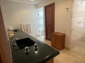 Casa en venta en cerrada, en Hacienda de las Palmas estilo Barragán, Huixquilucan Estado de México