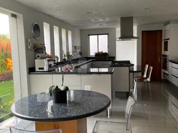 Casa en venta en cerrada, en Hacienda de las Palmas estilo Barragán, Huixquilucan Estado de México