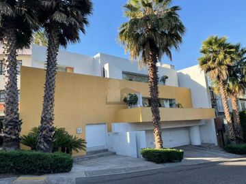 Casa en venta en cerrada, en Hacienda de las Palmas estilo Barragán, Huixquilucan Estado de México