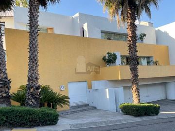 Casa en venta en cerrada, en Hacienda de las Palmas estilo Barragán, Huixquilucan Estado de México