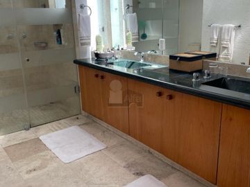 Casa en venta en cerrada, en Hacienda de las Palmas estilo Barragán, Huixquilucan Estado de México