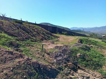 Venta de parcela de 5.000 m2, con dos casas, en La Serena.