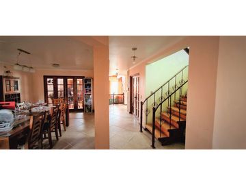 Venta de hermosa casa de cuatro dormitorios, en zona centro de Quillota.