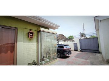 Venta de hermosa casa de cuatro dormitorios, en zona centro de Quillota.