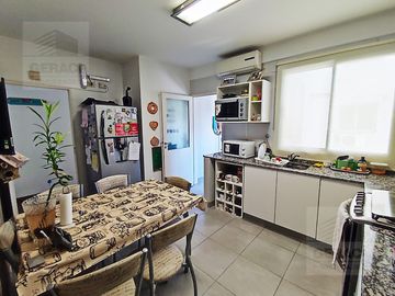 Excelente Departamento 4 ambientes con cochera y amenities en Caballito