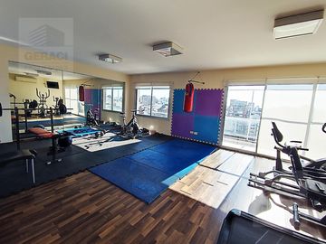 Excelente Departamento 4 ambientes con cochera y amenities en Caballito
