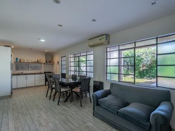 Oportunidad en Tigre centro: casa de 2 ambientes con jardín + local