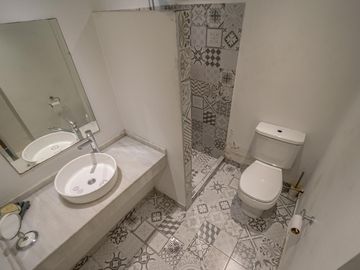 Oportunidad en Tigre centro: casa de 2 ambientes con jardín + local