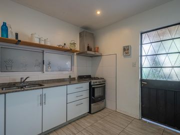 Oportunidad en Tigre centro: casa de 2 ambientes con jardín + local