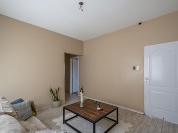 Oportunidad en Tigre centro: casa de 2 ambientes con jardín + local