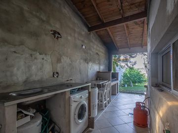 Oportunidad en Tigre centro: casa de 2 ambientes con jardín + local