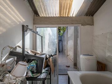 Oportunidad en Tigre centro: casa de 2 ambientes con jardín + local