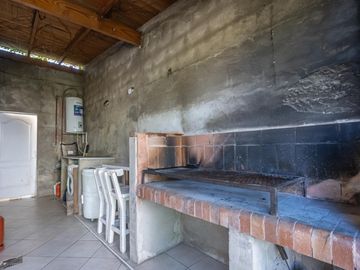 Oportunidad en Tigre centro: casa de 2 ambientes con jardín + local