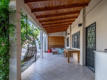 Oportunidad en Tigre centro: casa de 2 ambientes con jardín + local