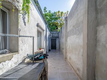Oportunidad en Tigre centro: casa de 2 ambientes con jardín + local