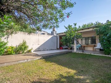Oportunidad en Tigre centro: casa de 2 ambientes con jardín + local