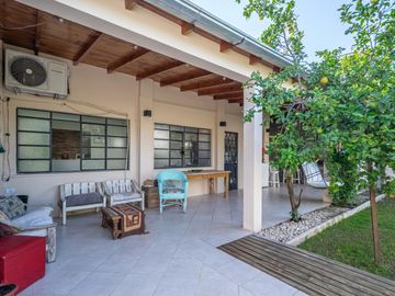 Oportunidad en Tigre centro: casa de 2 ambientes con jardín + local