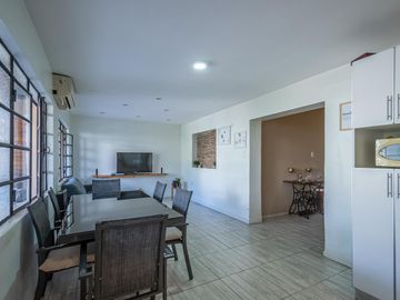 Oportunidad en Tigre centro: casa de 2 ambientes con jardín + local