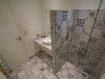 Oportunidad en Tigre centro: casa de 2 ambientes con jardín + local