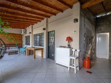 Oportunidad en Tigre centro: casa de 2 ambientes con jardín + local
