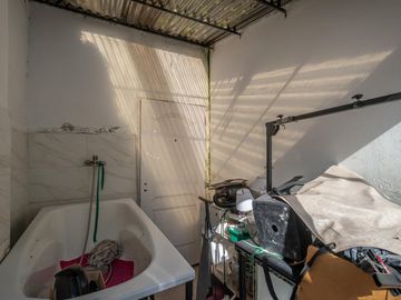 Oportunidad en Tigre centro: casa de 2 ambientes con jardín + local