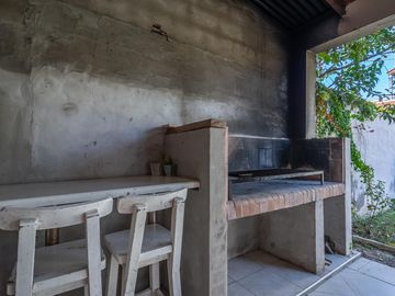 Oportunidad en Tigre centro: casa de 2 ambientes con jardín + local