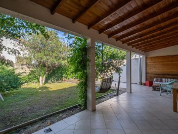 Oportunidad en Tigre centro: casa de 2 ambientes con jardín + local