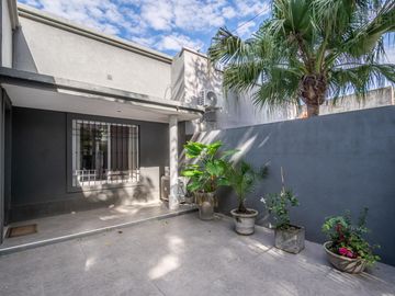 Oportunidad en Tigre centro: casa de 2 ambientes con jardín + local