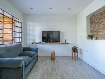 Oportunidad en Tigre centro: casa de 2 ambientes con jardín + local