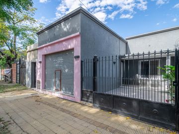 Oportunidad en Tigre centro: casa de 2 ambientes con jardín + local