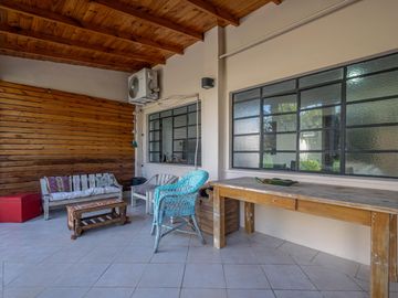 Oportunidad en Tigre centro: casa de 2 ambientes con jardín + local
