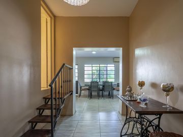 Oportunidad en Tigre centro: casa de 2 ambientes con jardín + local