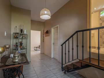 Oportunidad en Tigre centro: casa de 2 ambientes con jardín + local