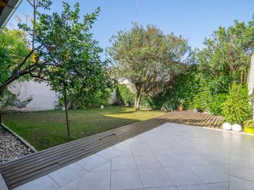 Oportunidad en Tigre centro: casa de 2 ambientes con jardín + local