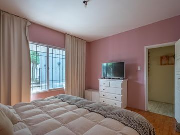 Oportunidad en Tigre centro: casa de 2 ambientes con jardín + local