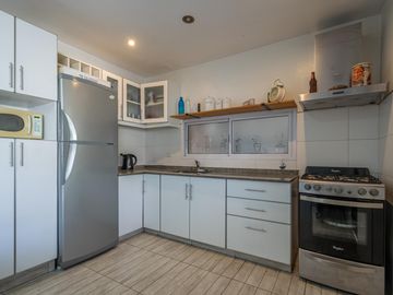 Oportunidad en Tigre centro: casa de 2 ambientes con jardín + local