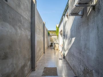 Oportunidad en Tigre centro: casa de 2 ambientes con jardín + local
