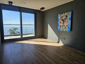 Venta Casa 4 Dormitorios en Suite en Marinas Puertos del Lago con Escritorio y Amplia Vista al Rio