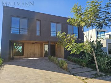 Venta Casa 4 Dormitorios en Suite en Marinas Puertos del Lago con Escritorio y Amplia Vista al Rio