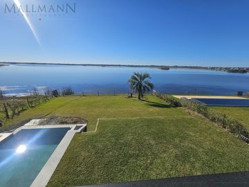 Venta Casa 4 Dormitorios en Suite en Marinas Puertos del Lago con Escritorio y Amplia Vista al Rio