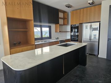 Venta Casa 4 Dormitorios en Suite en Marinas Puertos del Lago con Escritorio y Amplia Vista al Rio