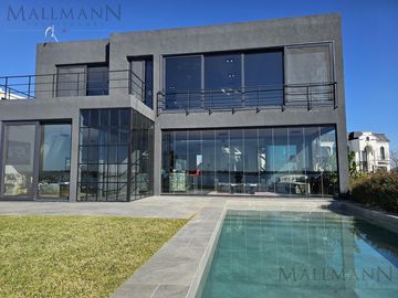 Venta Casa 4 Dormitorios en Suite en Marinas Puertos del Lago con Escritorio y Amplia Vista al Rio