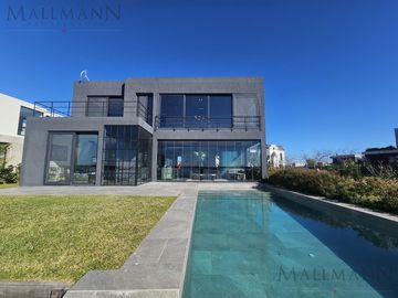 Venta Casa 4 Dormitorios en Suite en Marinas Puertos del Lago con Escritorio y Amplia Vista al Rio