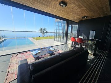 Venta Casa 4 Dormitorios en Suite en Marinas Puertos del Lago con Escritorio y Amplia Vista al Rio